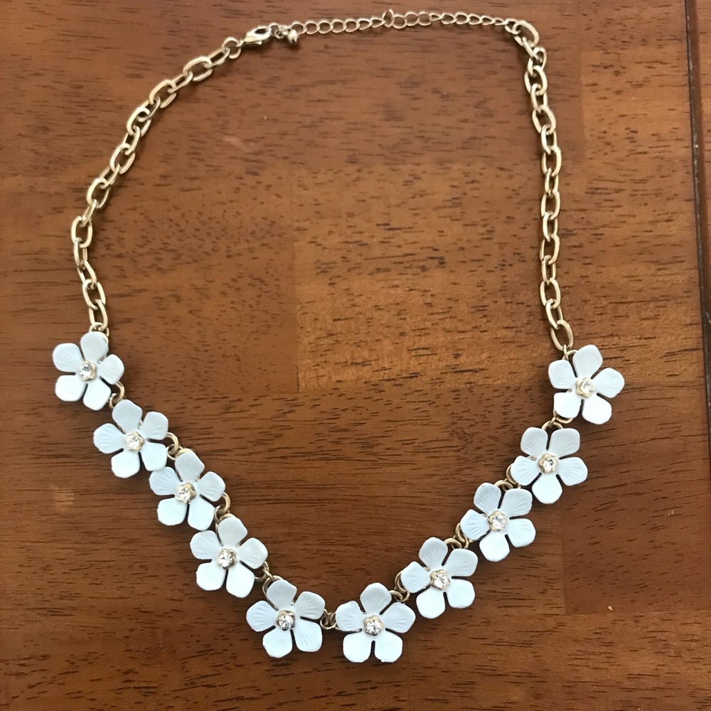 Francesca’s White Daisy Necklace